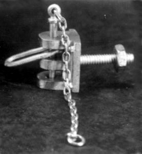 SMALL 2 POCKET LINK/PIN COUPLER W/MOUNTING BOLT (pins have chains) (2)